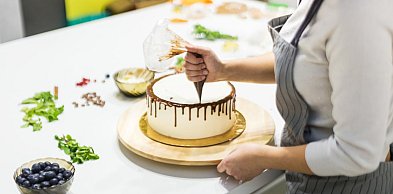 Jak przygotować oprawę tortu i słodkiego stołu na ważną uroczystość?