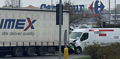 Nie zachował odstępu i uderzył w Iveco stojące na czerwonym świetle