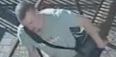 Policja szuka włamywaczy i publikuje wizerunek podejrzanych