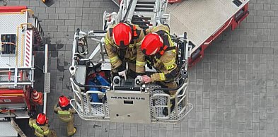 Dym na ostatnim piętrze wieżowca. Strażacy ćwiczyli realny scenariusz