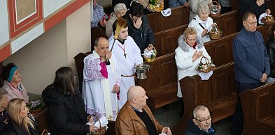 Koszyczki pełne, legniczanie tak tłumnie ruszają do kościołów