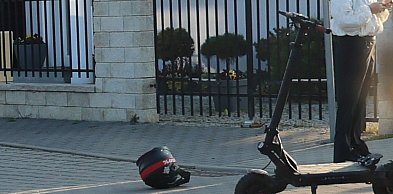 Dwóch nastolatków na hulajnodze elektrycznej potrąconych przez samochód