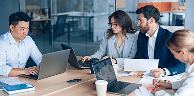 Faktoring bankowy czy pozabankowy – porównanie dla przedsiębiorców