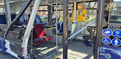 Kierowca koparki, który zniszczył autobus, zgłosił zgłosił się na policję