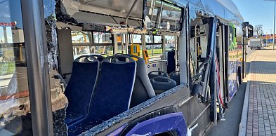 Skasował autobus koparką i się ulotnił. Szuka go policja