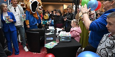 Wspólne czytanie, długie kolejki po autografy „Miedziaka” w Galerii Piastów