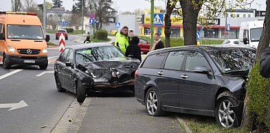 Groźny wypadek na rondzie. BMW uderzyło w auto z dziećmi