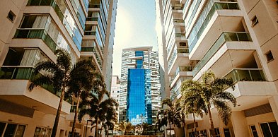 Dlaczego polskie biuro nieruchomości za granicą to nie luksus, a konieczność — pra