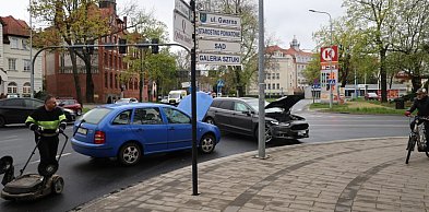 Błąd przy zmianie pasa, zderzenie i mandat dla kierującej Skodą