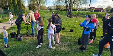 Dzieci posadziły drzewa i nadały im imiona w „Parku Wiejskim”