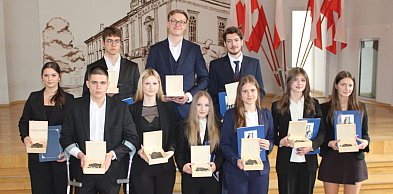 Nowy rozdział w historii „Kościuszki”. Maturzyści pożegnali szkołę