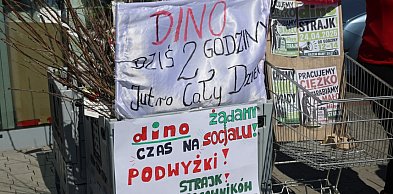 Pracownicy Dino mówią dość i wychodzą przed sklepy w Legnicy