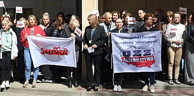 Śniadanie na dworze w ramch protestu przed siedzibą ZUS