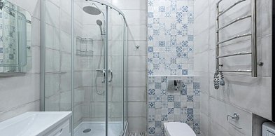 Mała łazienka w bloku w Legnicy - rozwiązania, które naprawdę pomagają wykorzystać