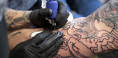 Najtrwalsze czarne farby do tatuażu – przegląd marek, które nie blakną
