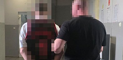 Wpadł z siekierą do pracy, groził i zaatakował kolegę, trafił do aresztu