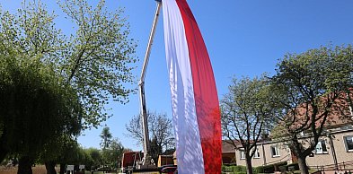 Gigantyczna biało-czerwona flaga zawisła nad Kunicami