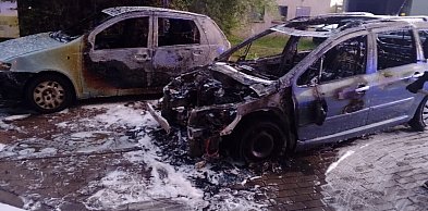Dwa auta spłonęły przy Bieszczadzkiej. Najprawdopodobniej to podpalenie