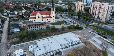 Budowa żłobka na Piekarach D postępuje. Obiekt już zadaszony