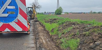 Między stacją PKP a Kunicami trwa remont pobocza dla pieszych i rowerzystów