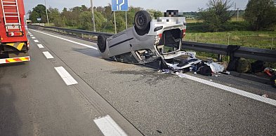 Kierująca Renault dachowała na A4. Chwilę później zderzyły się kolejne auta