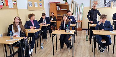 Ósmoklasiści rozpoczęli egzaminy. Życztmy Wam powodzenia