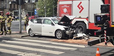 Uderzył w sygnalizator i zatrzymał się na przejściu dla pieszych
