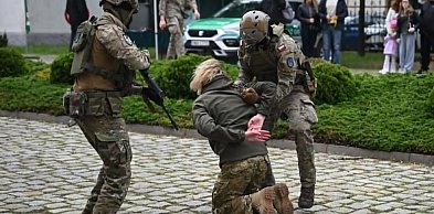 Wicedyrektorka „na glebie” podczas pokazu na pikniku przy Batorego