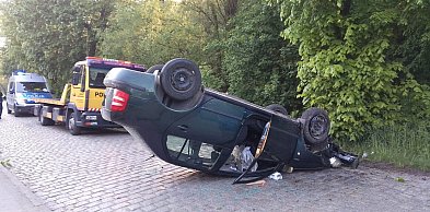 Skoda dachowała po uderzeniu w drzewo. Kierowca rozpłynął się w powietrzu