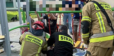Dziecko utknęło w drabince na placu zabaw. Chłopiec trafił do szpitala