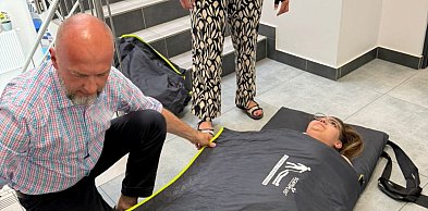 Nietypowe szkolenie w Legnickim Polu. Ćwiczyli zjazdy po schodach