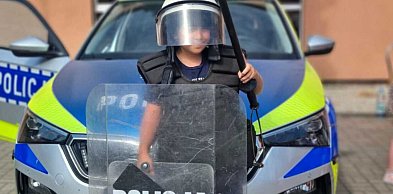 Policyjny piknik i nauka przez zabawę w szkole w Miłkowicach