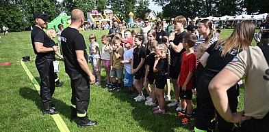 Piknikowa atmosfera i dziecięcy gwar na boisku w Legnickim Polu