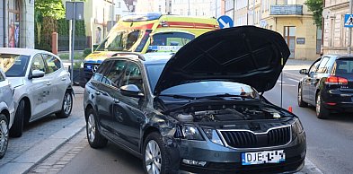 Skoda dachowała po uderzeniu w znak i dwa samochody