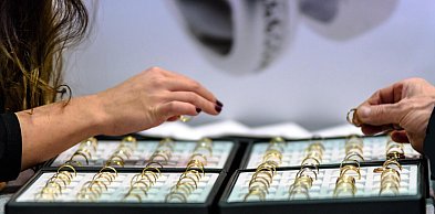 Złoty pierścionek solo, w duecie i warstwowo – jeden detal, trzy efekty