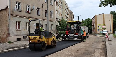 Na ul. Działkowej rozpoczęło się układanie nowego asfaltu