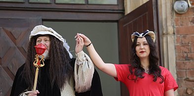 Ojciec pożegnał córkę. Po tym rozstaniu została Kolumna Łez