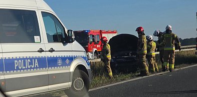 Kierowca Opla zawisł na barierach i ulotnił się, zanim dojechały służby