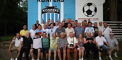 Piłkarska rodzina znów razem. Legendy Konfeksu Legnica powróciły na stadion
