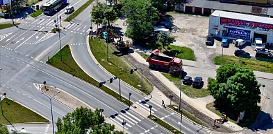 Asfaltują nową drogę rowerową przy Żołnierzy II Armii WP