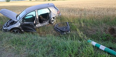Zderzenie opla z volkswagenem. Jedno z aut wylądowało w rowie