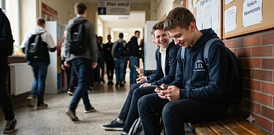 Koniec ery smartfonów w podstawówkach. Sejm przyjął przełomowe przepisy