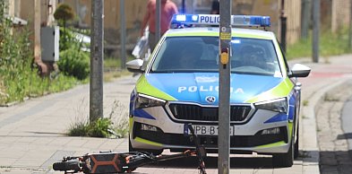 Na „hopce” wyrzuciło go z hulajnogi. Uderzył głową w znak drogowy