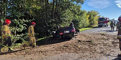 Szaleńczy rajd skończył się dachowaniem. Dwie osoby w szpitalu-115875
