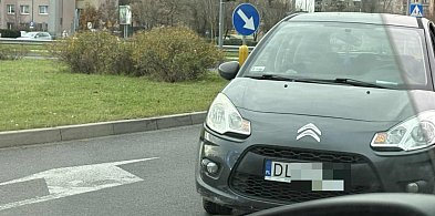 Senior wjechał na czerwonym i zderzył się z drugim seniorem-117518