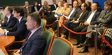 Czerwony sznur granicą między władzą, a resztą na sali sesyjnej-118095