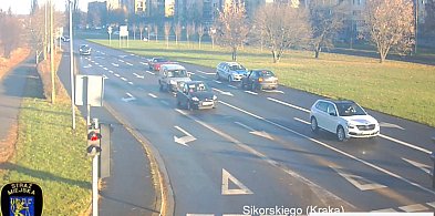 77 latek jechał pod prąd na rondzie, wprost na policyjny radiowóz-119250