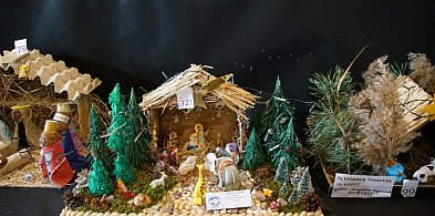 Świąteczne opowieści zamknięte w szopkach i stroikach-119820