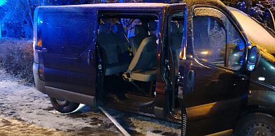 Nocne zderzenie busa z ciężarówką. Pasażerka busa w szpitalu-120133