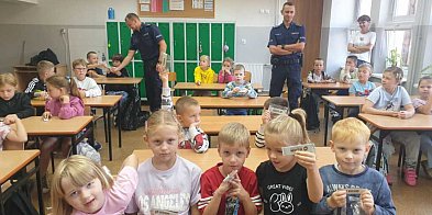 Policjanci spotkali się z uczniami w Bieniowicach-114144